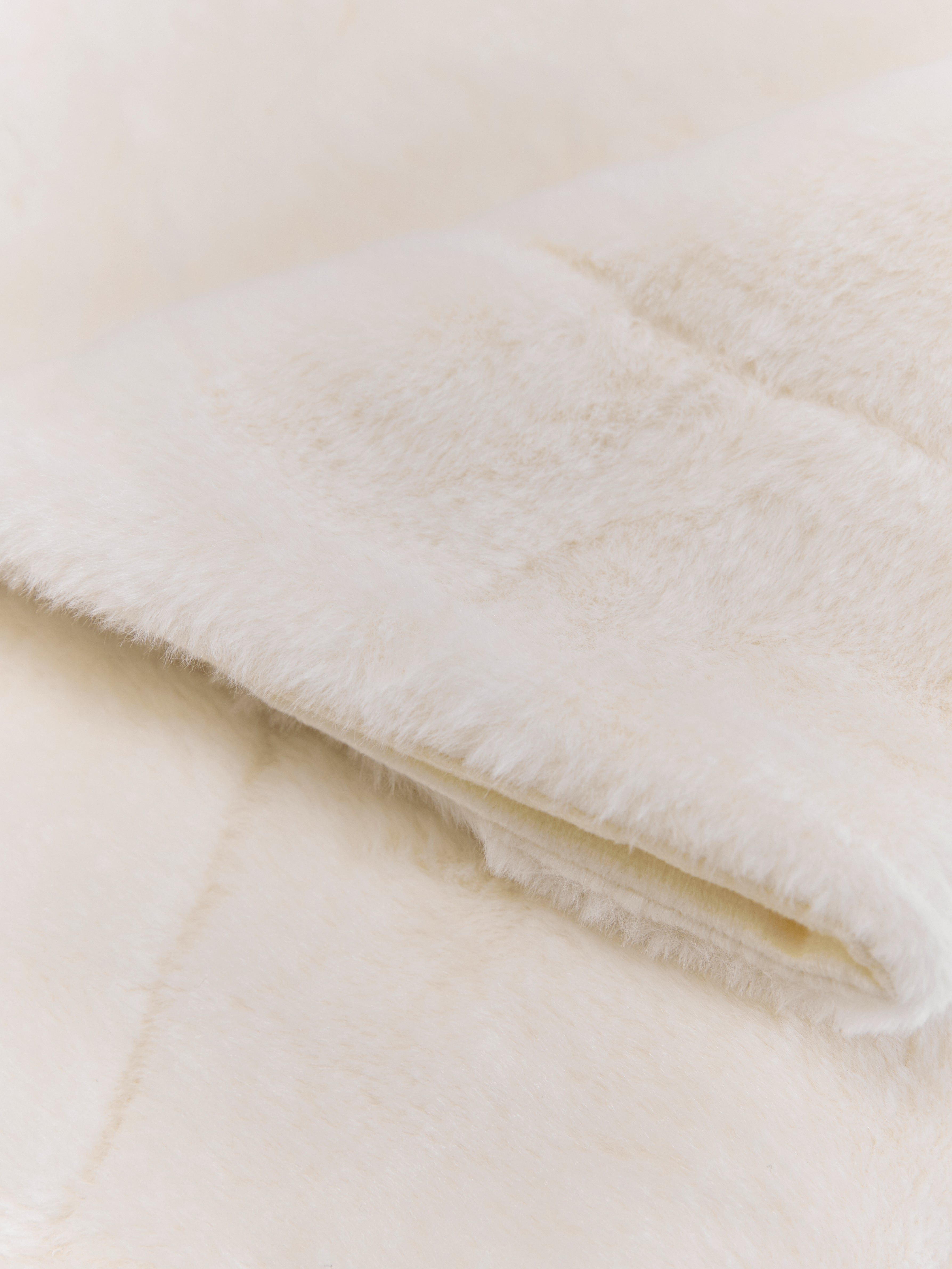 שמיכת פרווה Off White