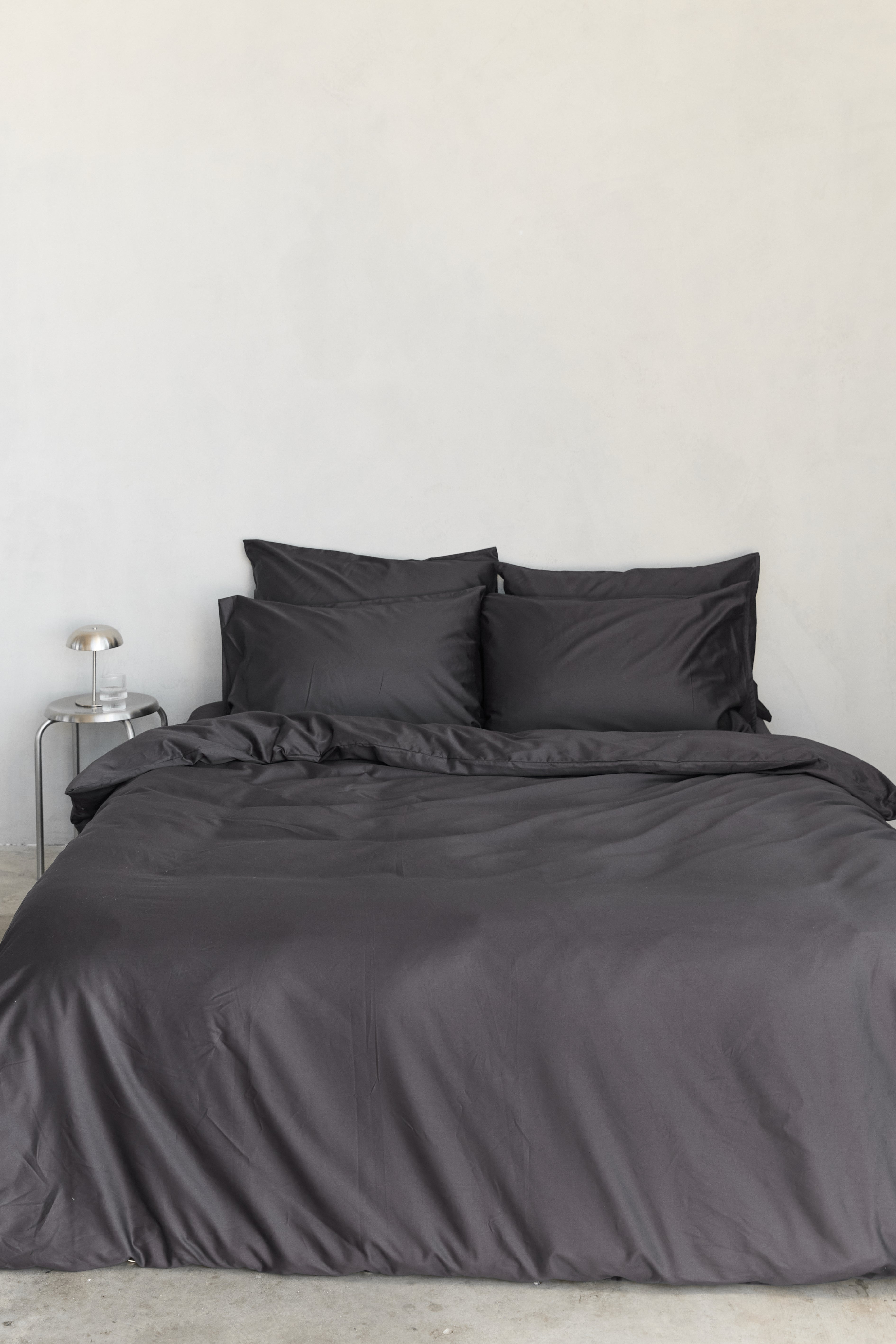 סט מצעי כותנה בצבע אפור פחם, על מיטה זוגית