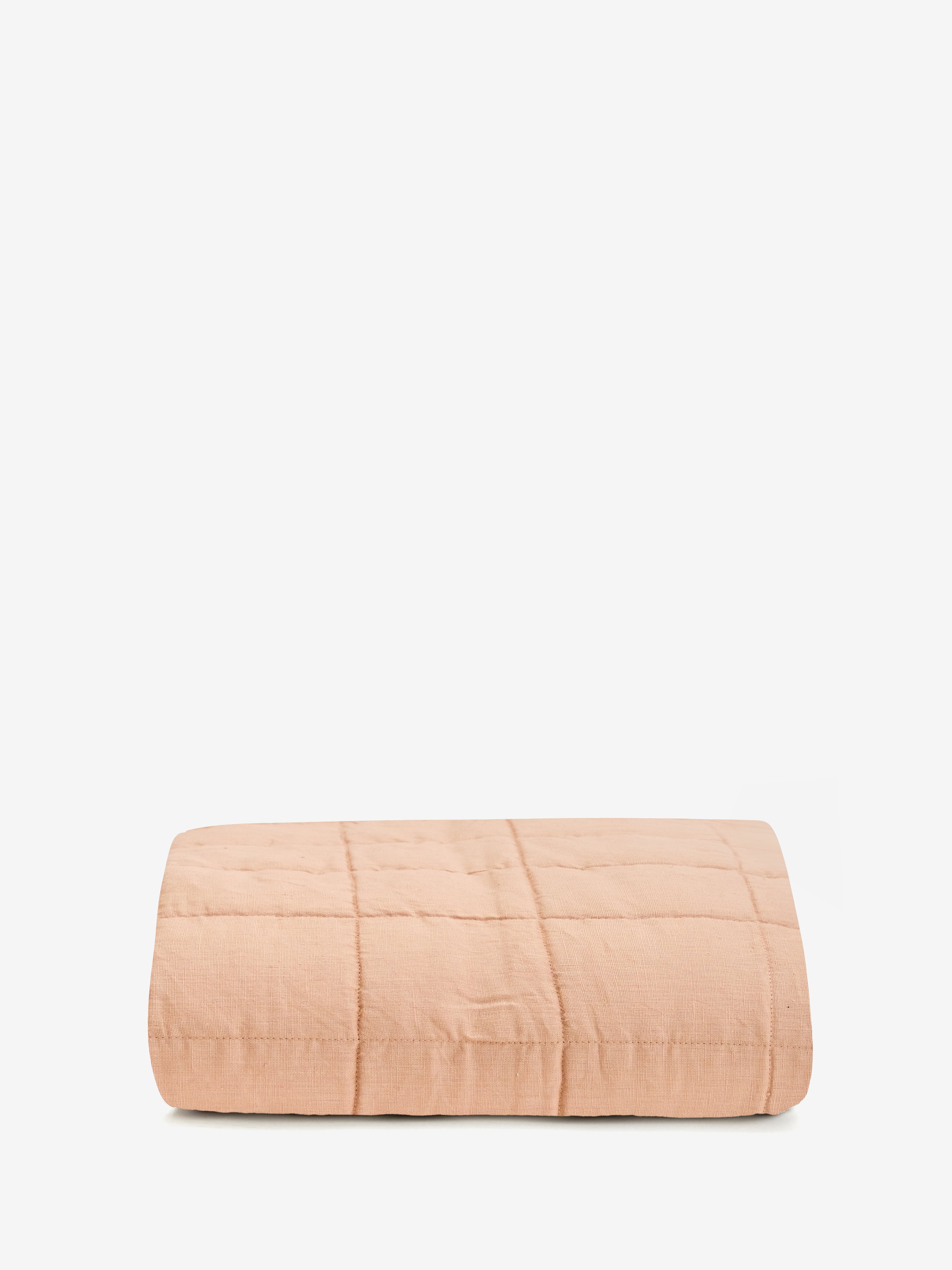 שמיכת קווילט מפשתן בצבע ורדרד