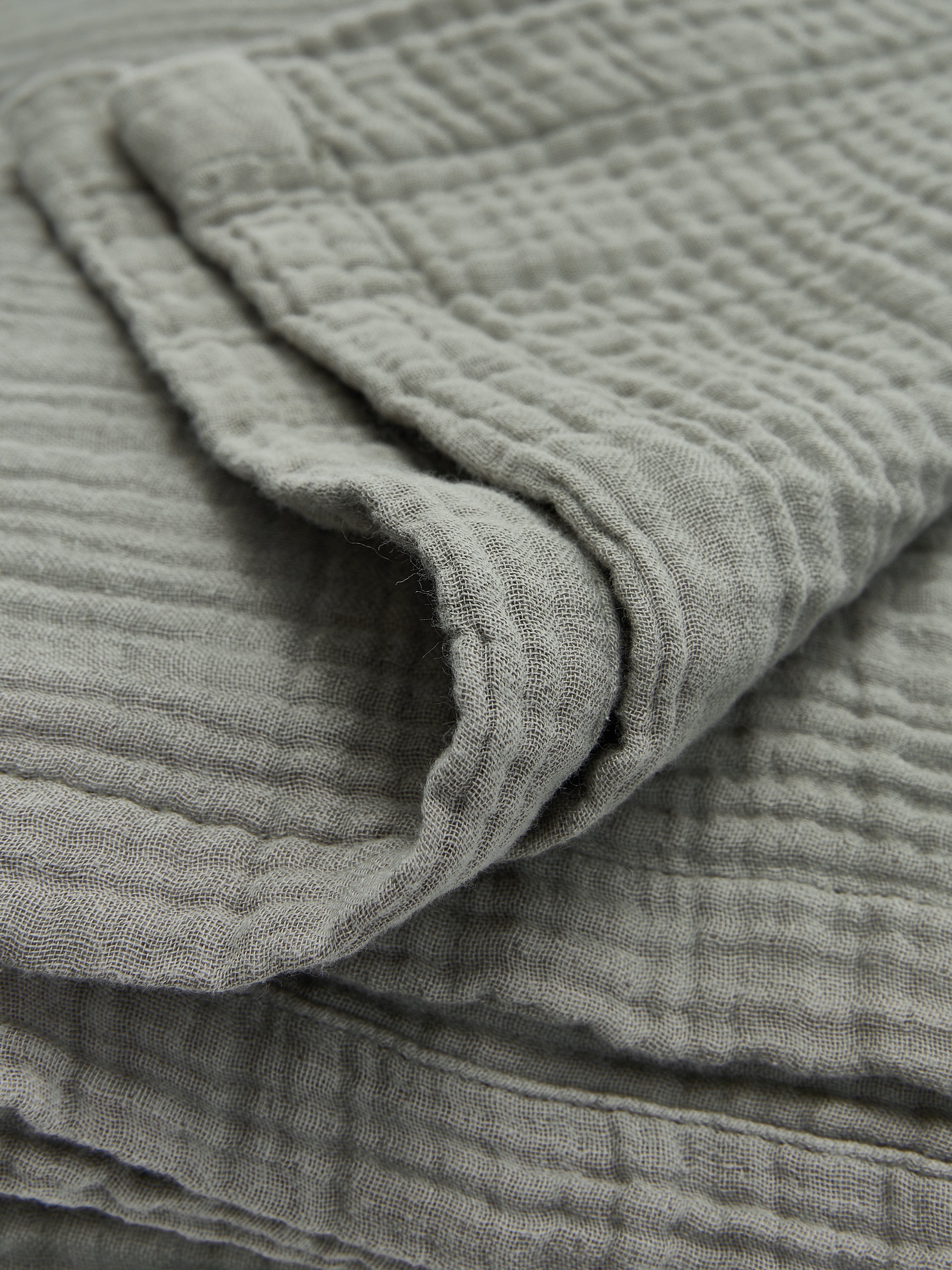 תקריב בד שמיכת מוסלין בצבע ירוק מרווה