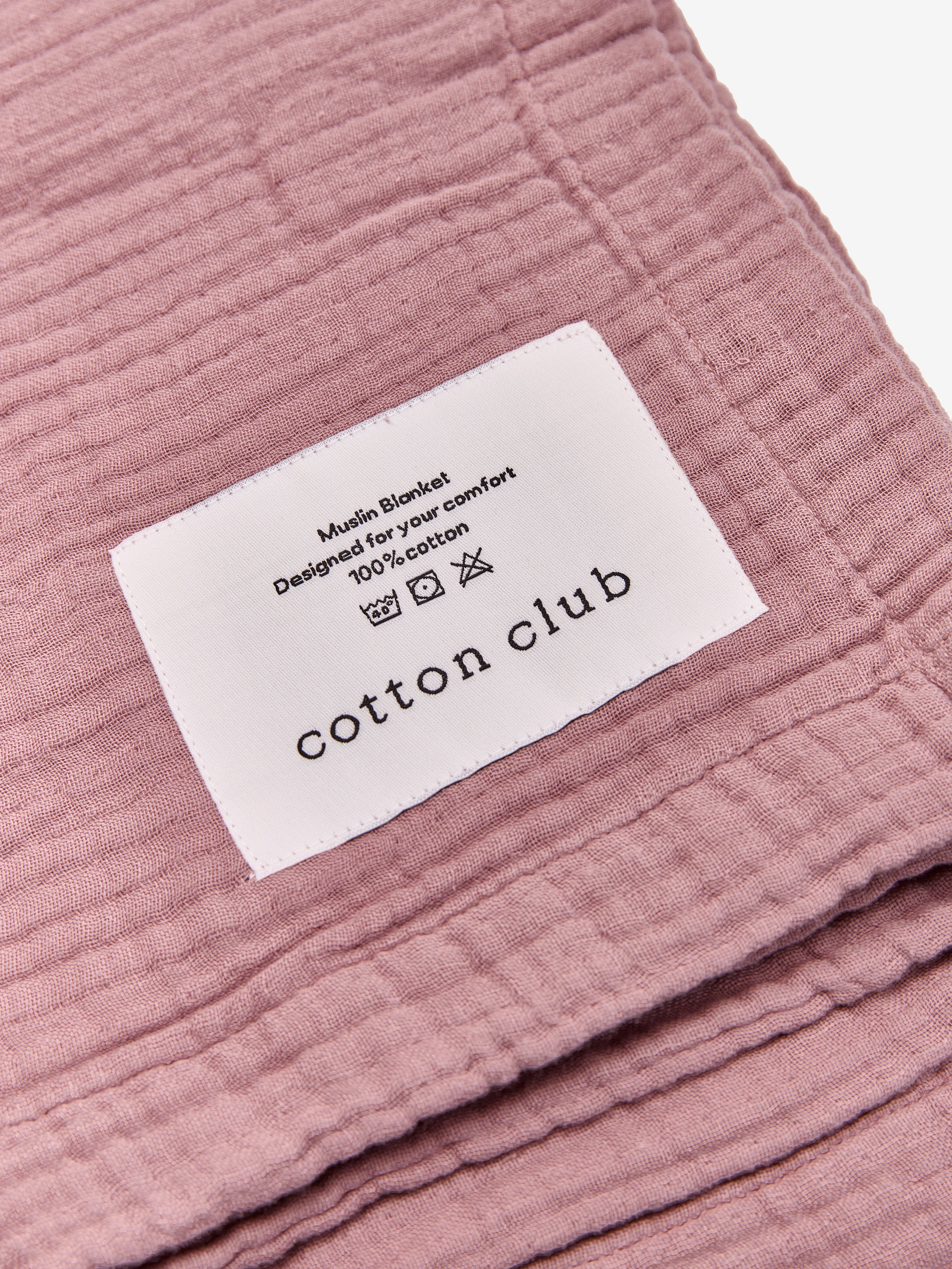 טיקט לוגו תפור על שמיכת מוסלין בצבע ורוד עתיק