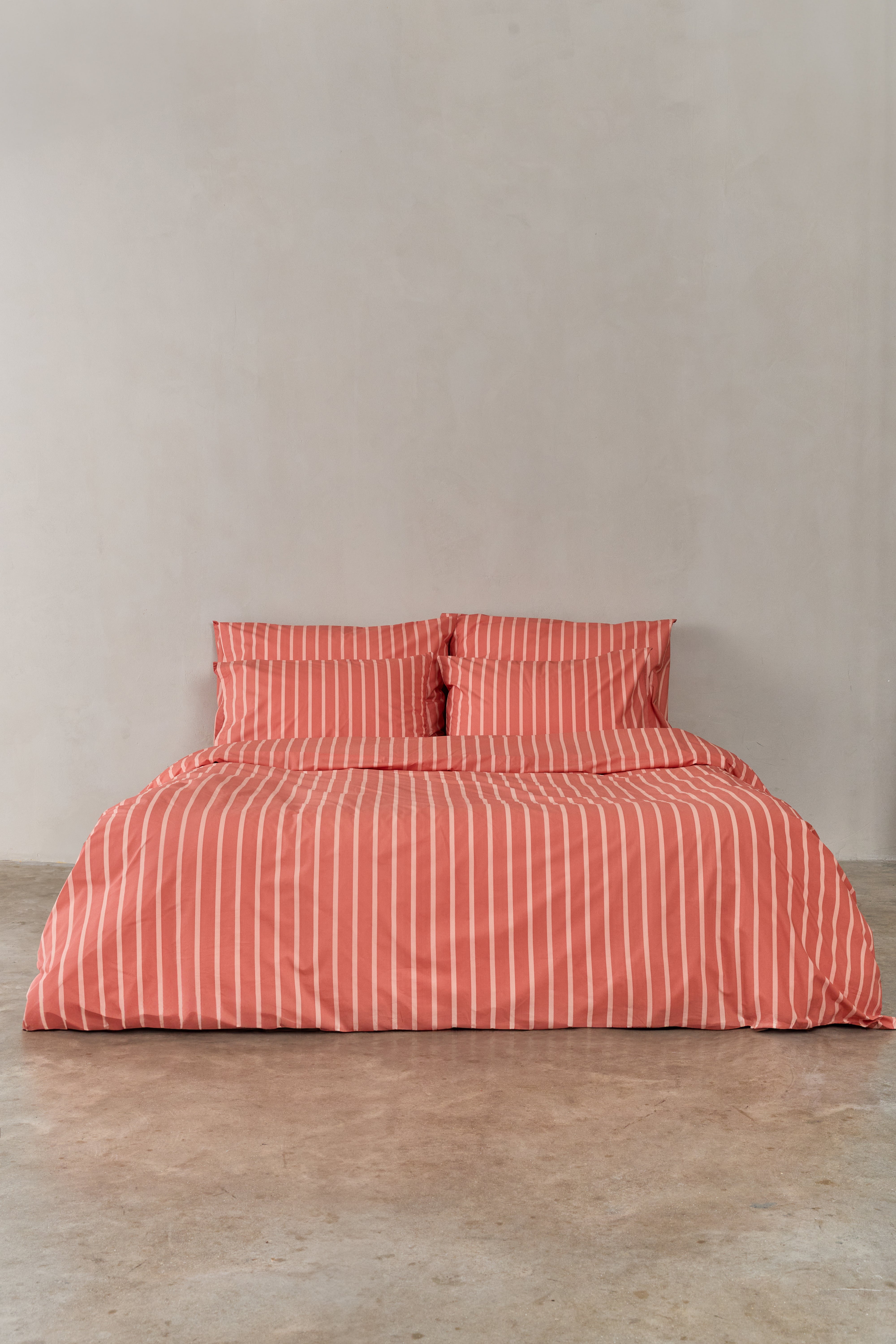 מיטה זוגית עם סט מצעי כותנה בצבע אפרסק כהה עם פסים בצבע אפרסק בהיר