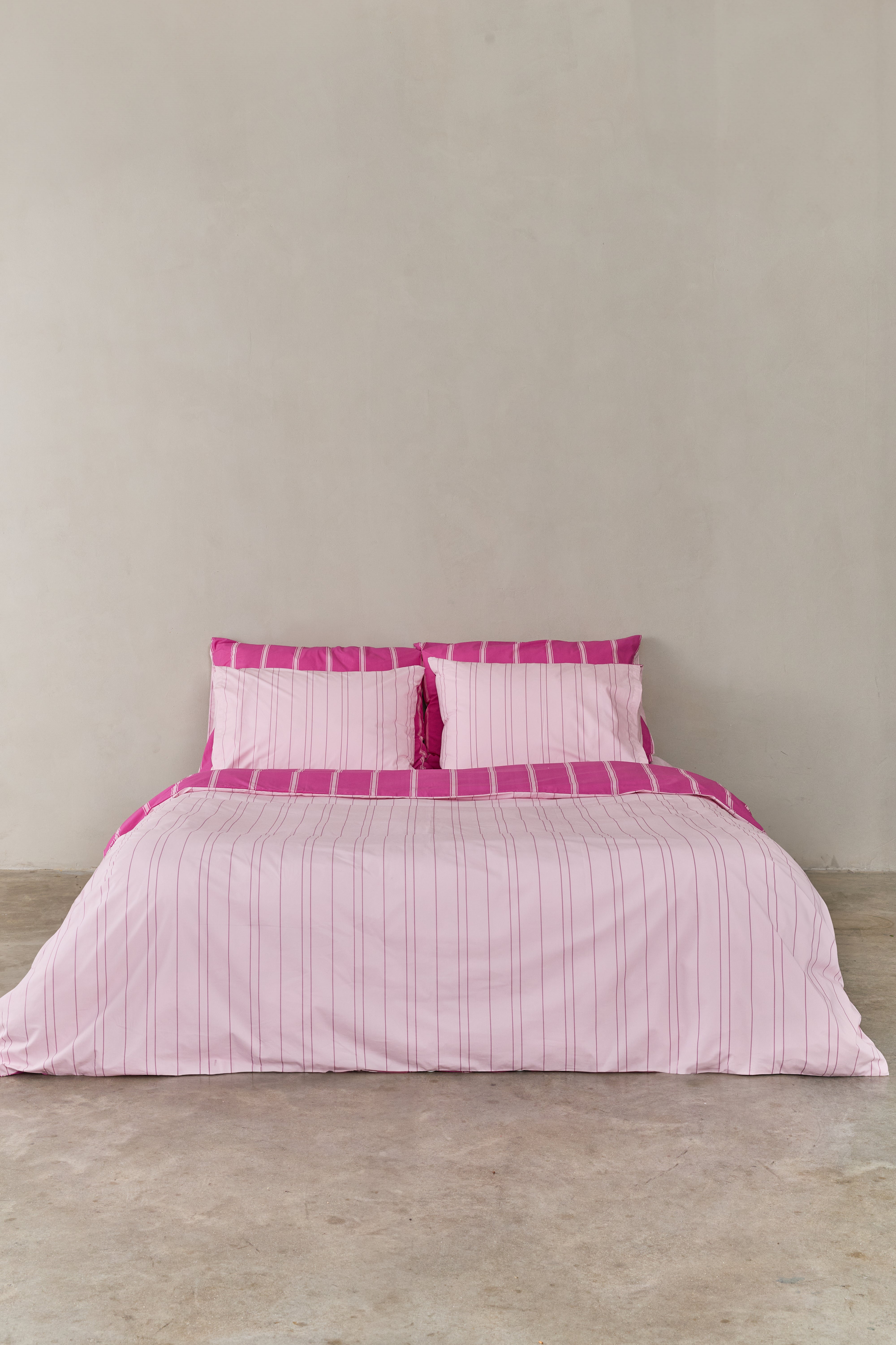 מיטה זוגית עם סט מצעי כותנה דו צדדים, ורוד בהיר עם פסים בורוד כהה וצד שני ורוד פוקסיה עם פסים ורוד בהיר