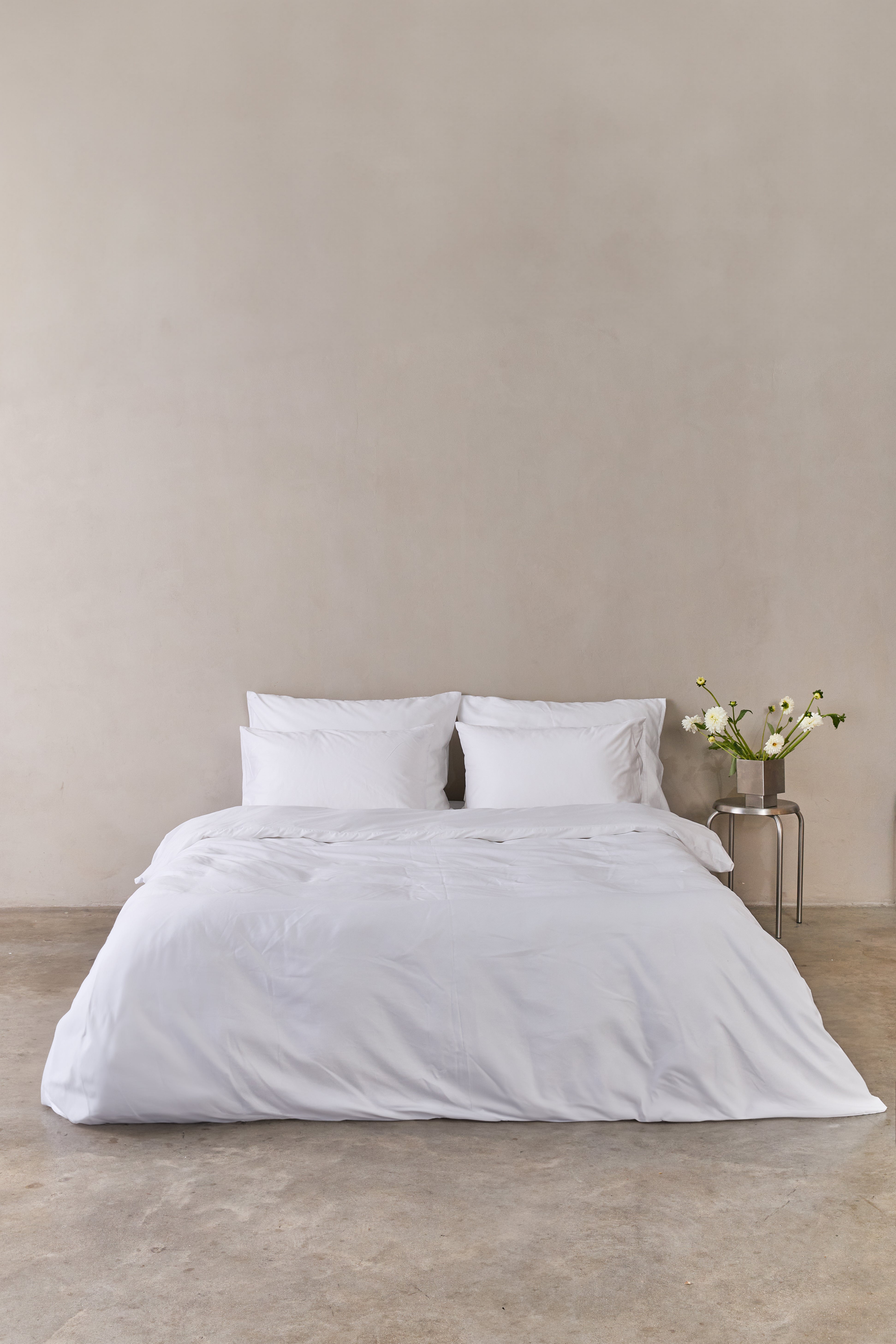 מיטה זוגית עם סט מצעי כותנה לבנים
