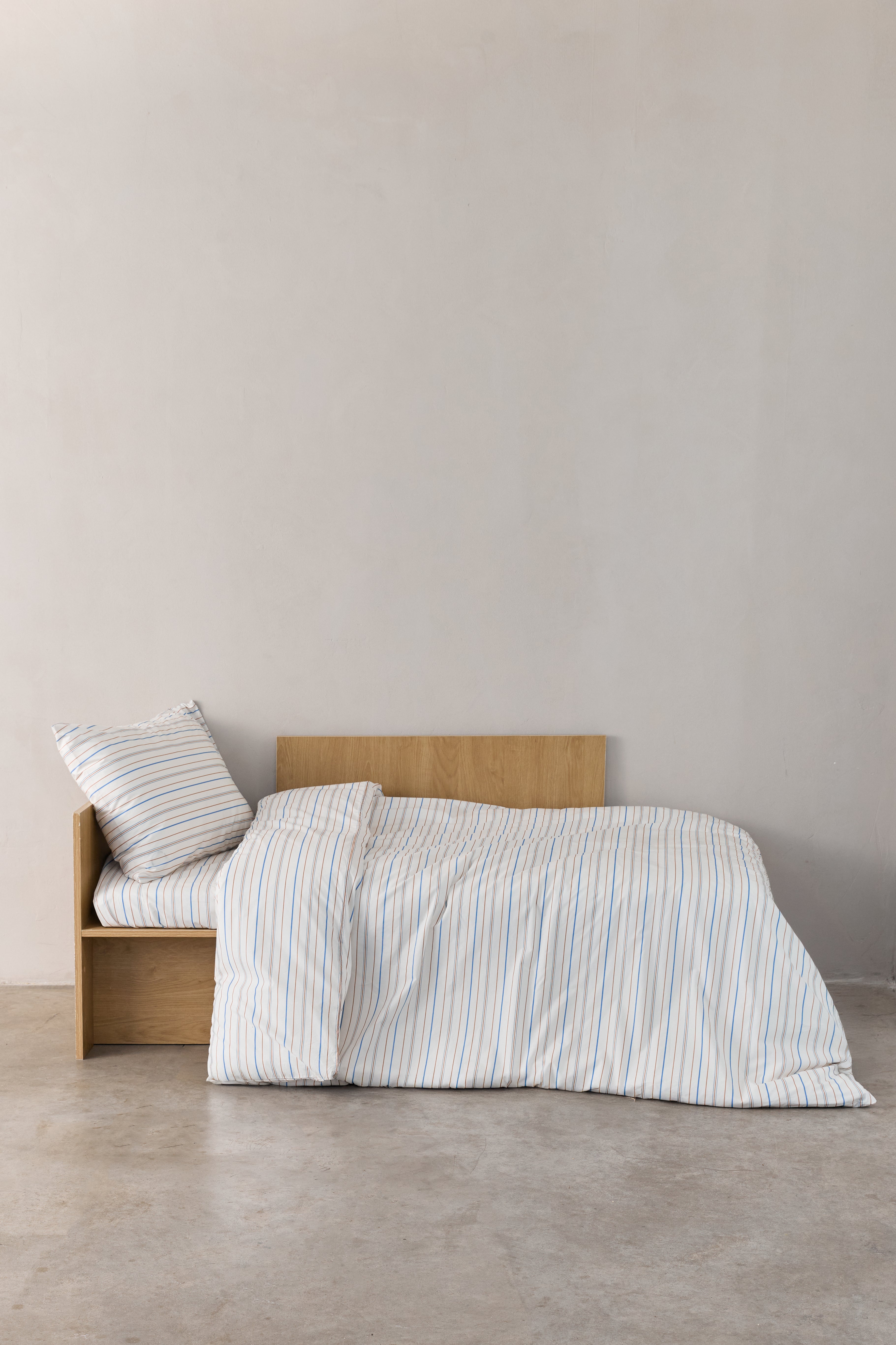 מיטת ילדים עם סט מצעי פרקל בצבע קרם עם פסים חומים וכחולים