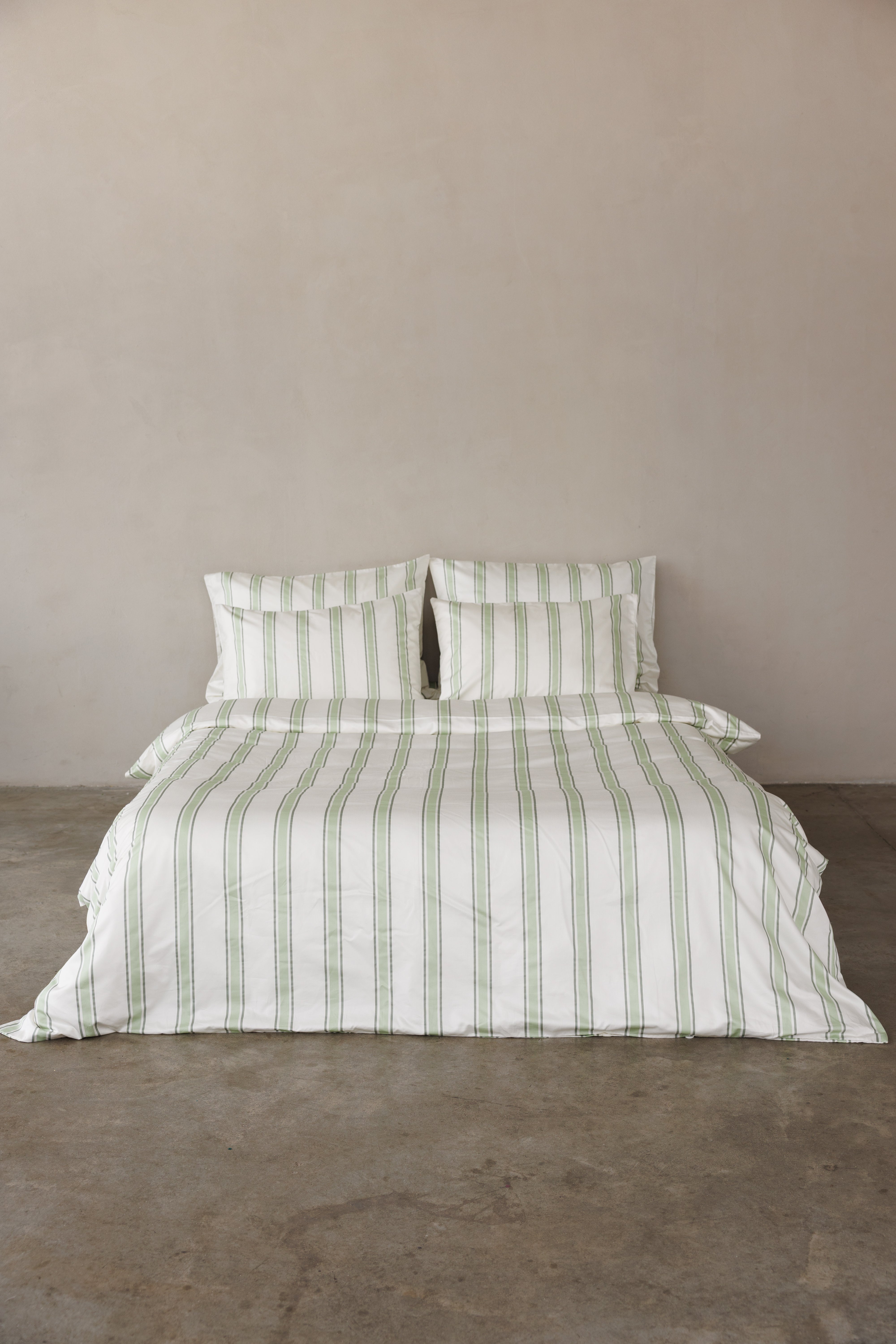 מיטה זוגית עם מצעי סאטן 500 צבע לבן עם פסים עבים בירוק בהיר ופסים דקים בירוק כהה יותר