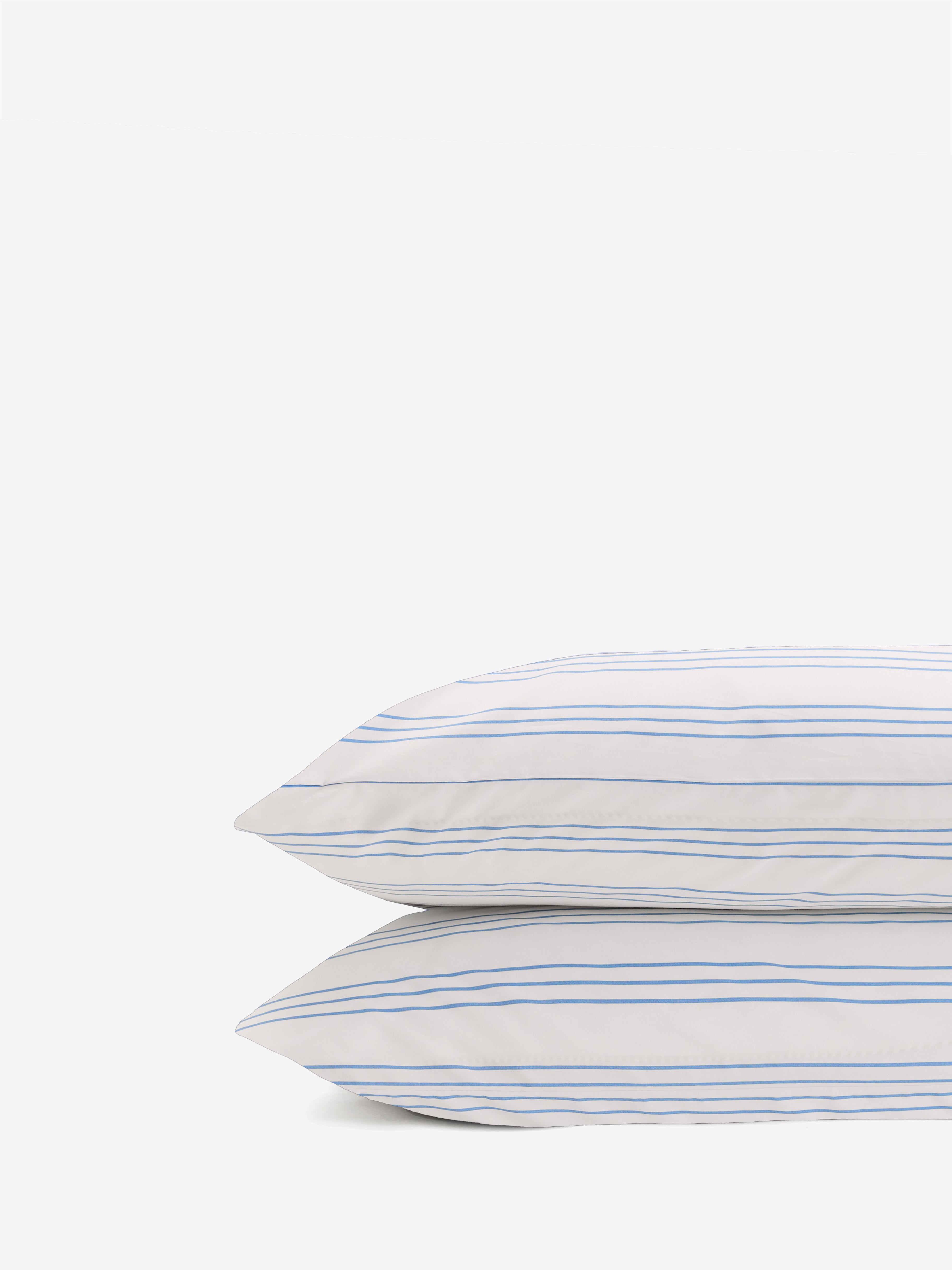 זוג ציפיות כותנה בצבע לבן עם פסים בצבע תכלת