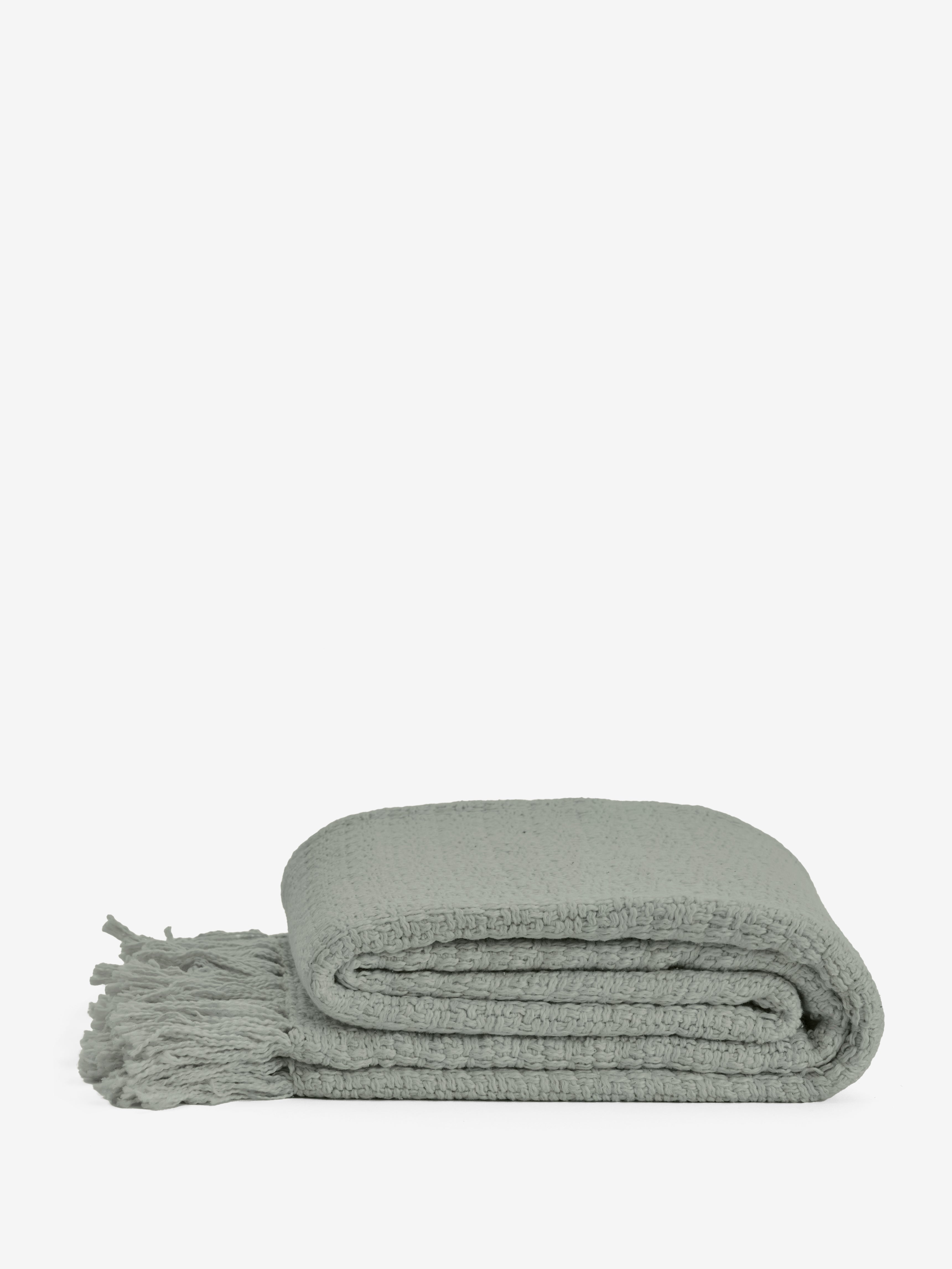 שמיכת נוי מכותנה ארוגה בצבע ירוק מרווה וסיומת פרנזים