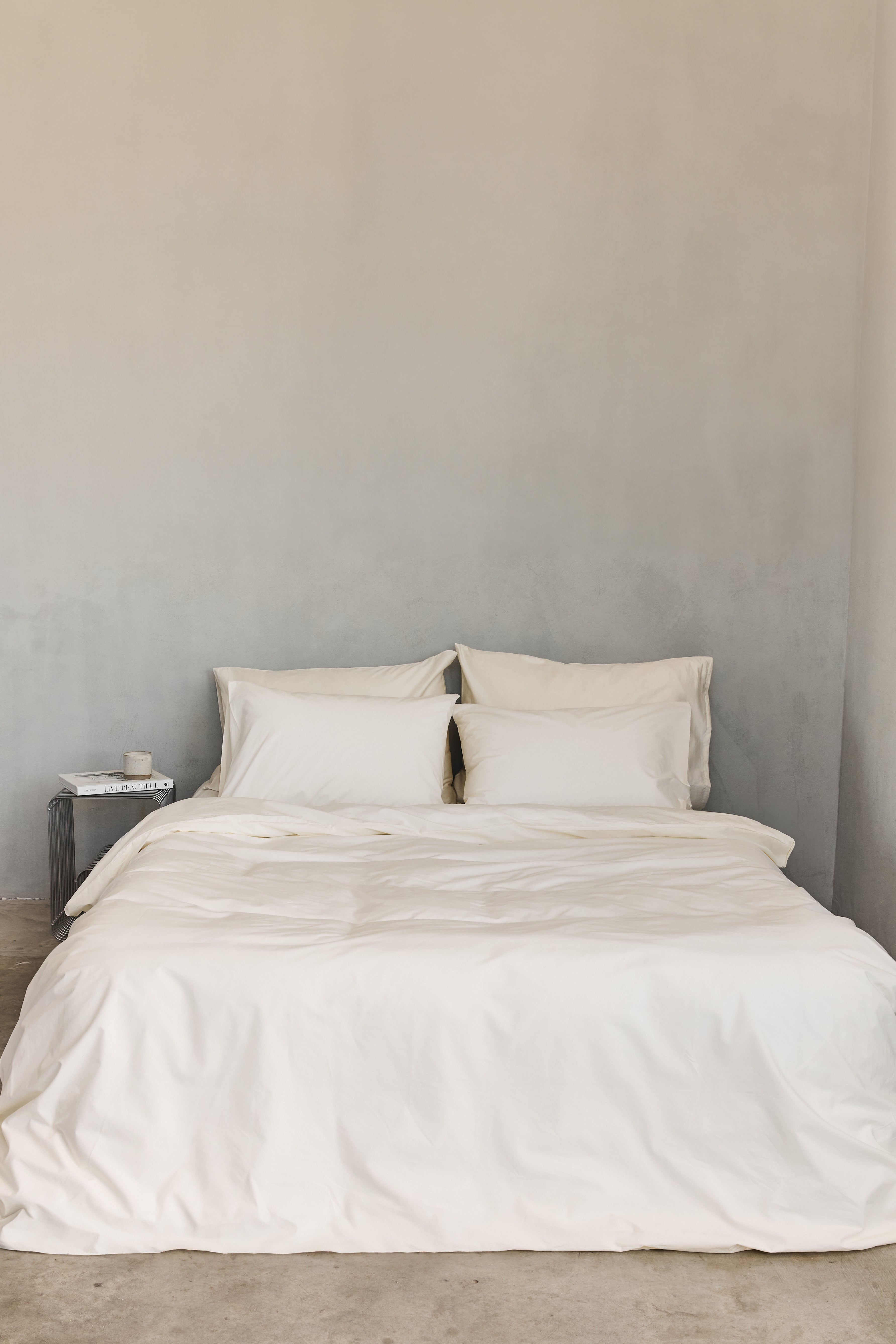 סט מצעי כותנה בצבע קרם, על מיטה זוגית