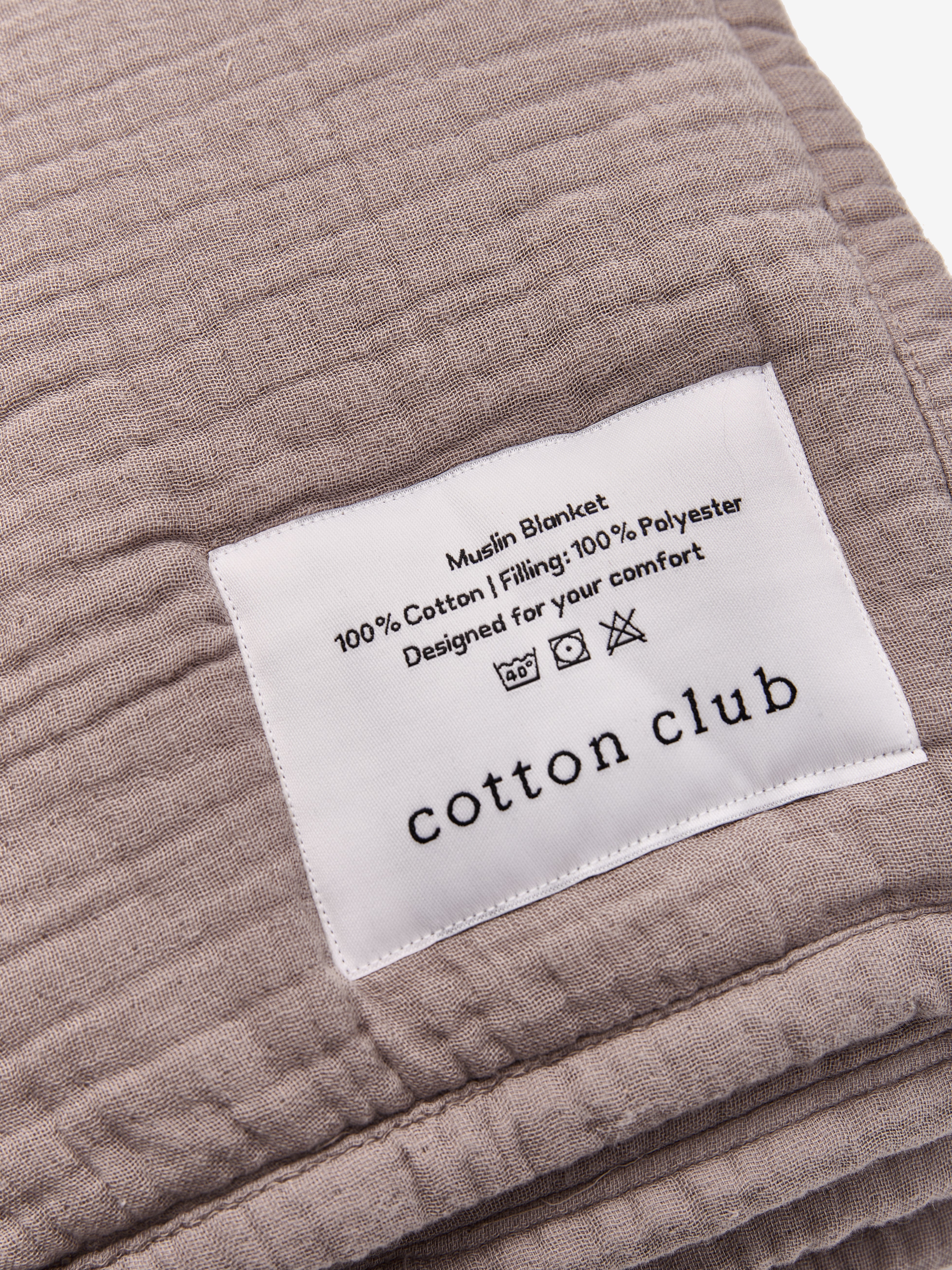 טיקט לוגו תפור על שמיכת פוך מוסלין בצבע מוקה