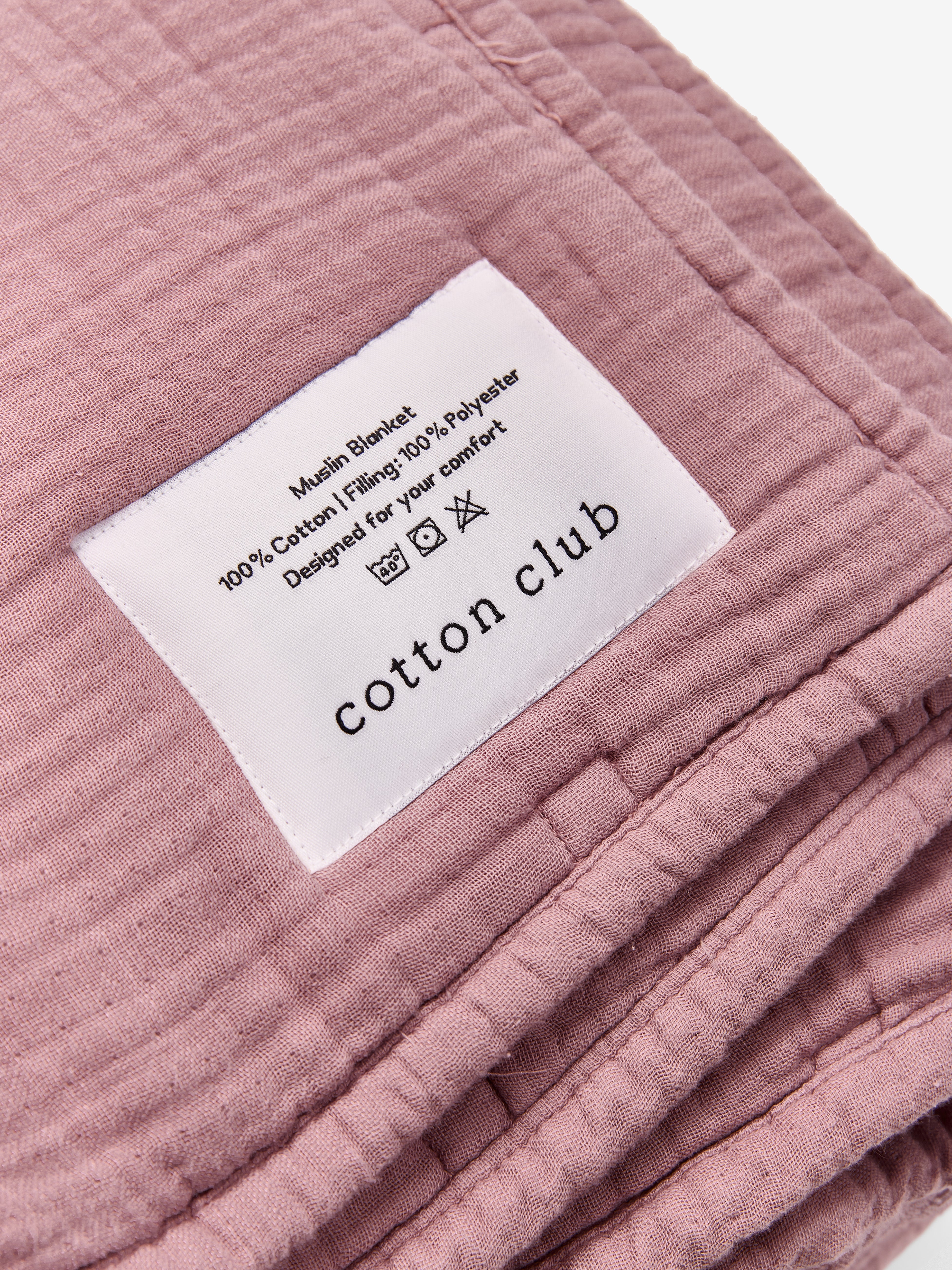 טיקט לוגו תפור על שמיכת פוך מוסלין בצבע ורוד עתיק