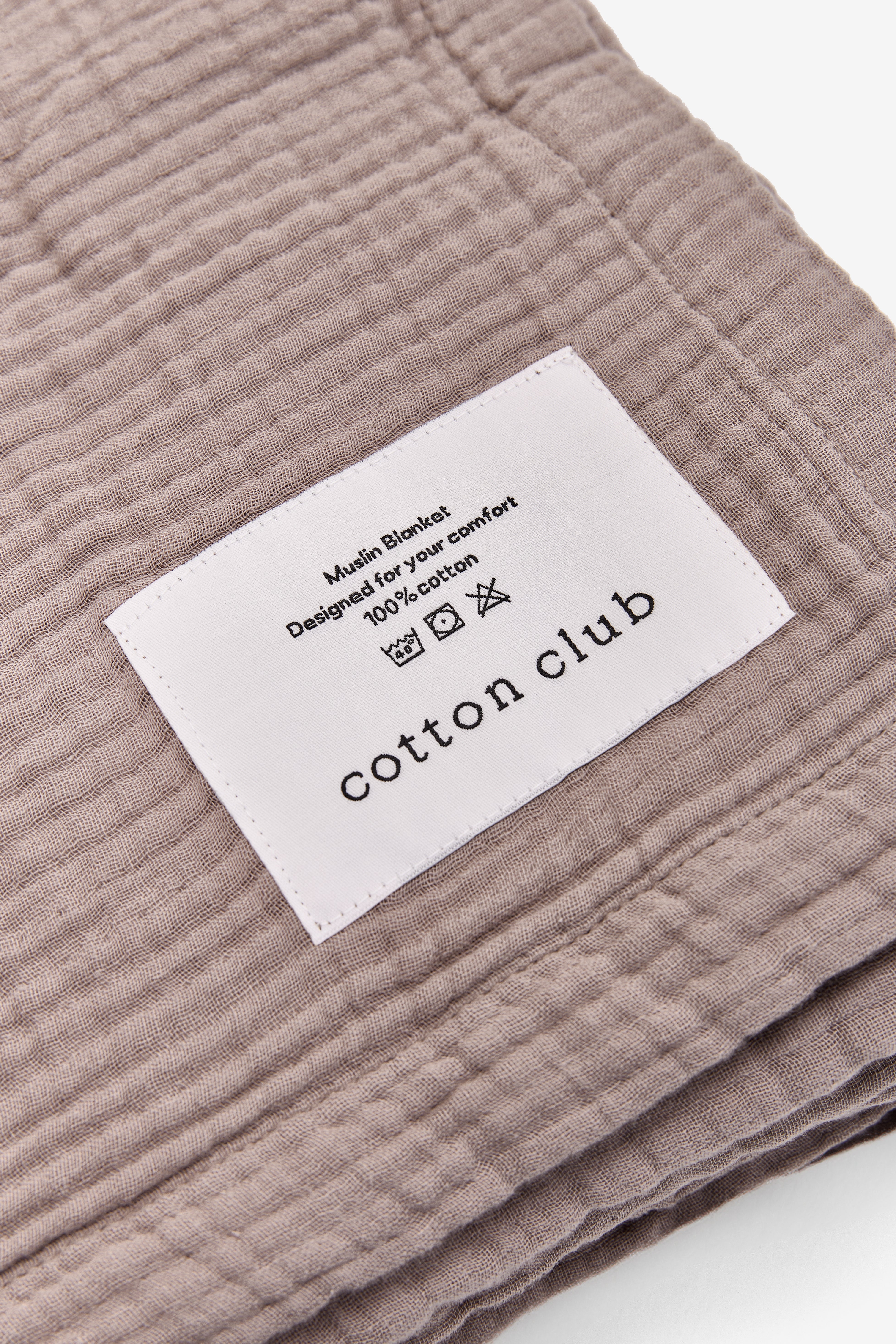 טיקט לוגו תפור על שמיכת מוסלין בצבע מוקה