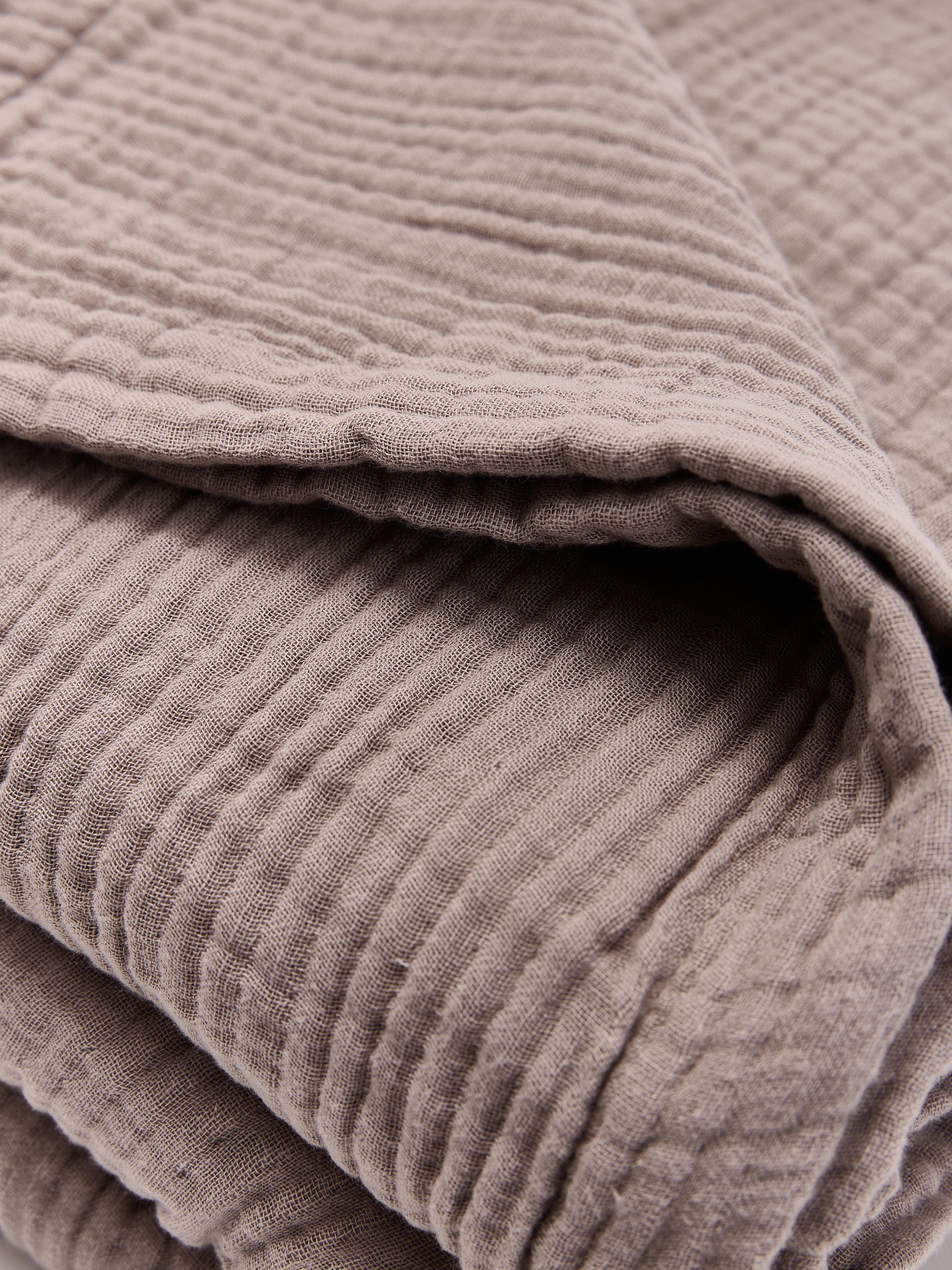 תקריב בד שמיכת מוסלין בצבע מוקה