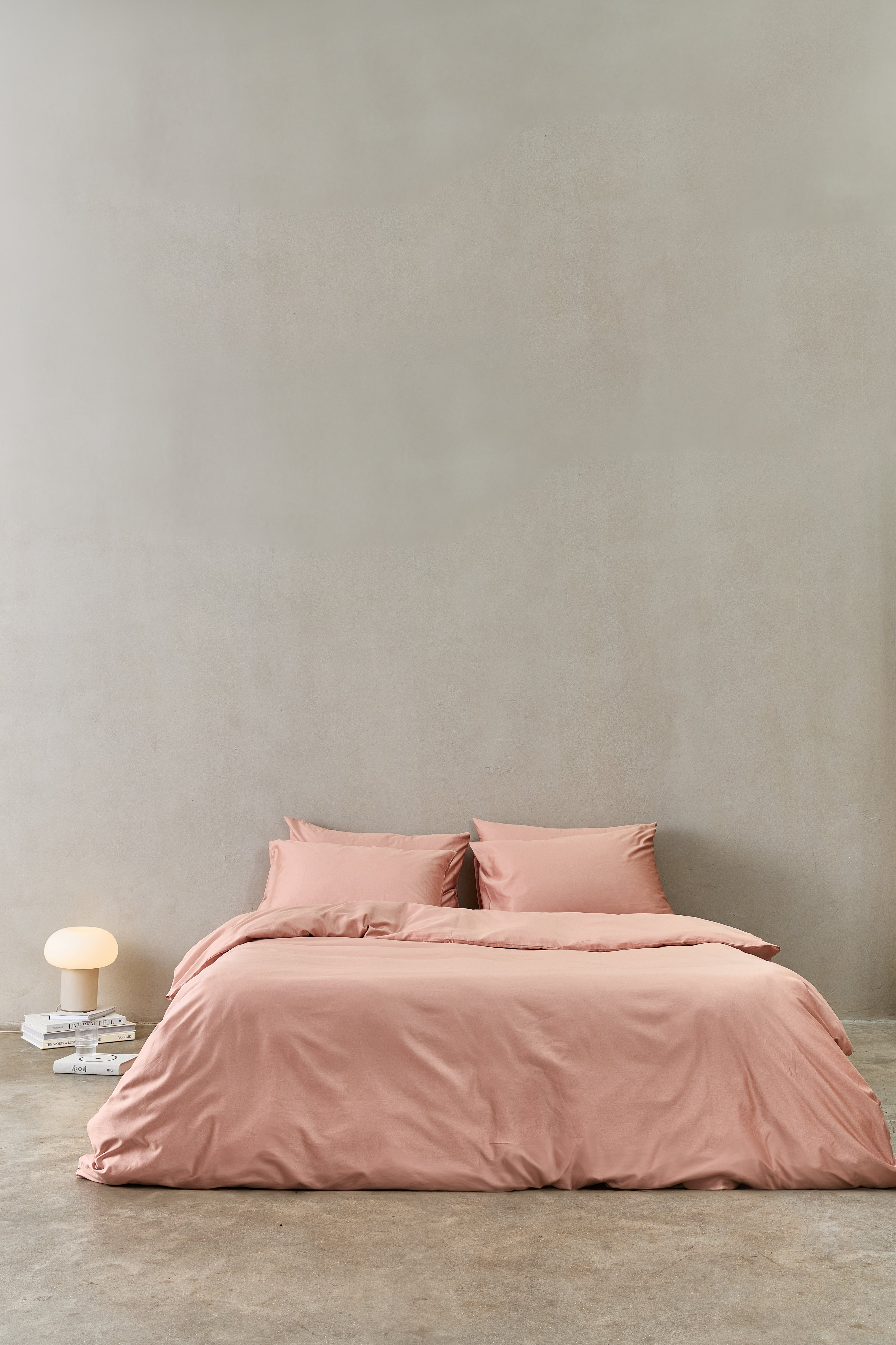 מיטה זוגית עם סט מצעי כותנה בצבע אפרסק