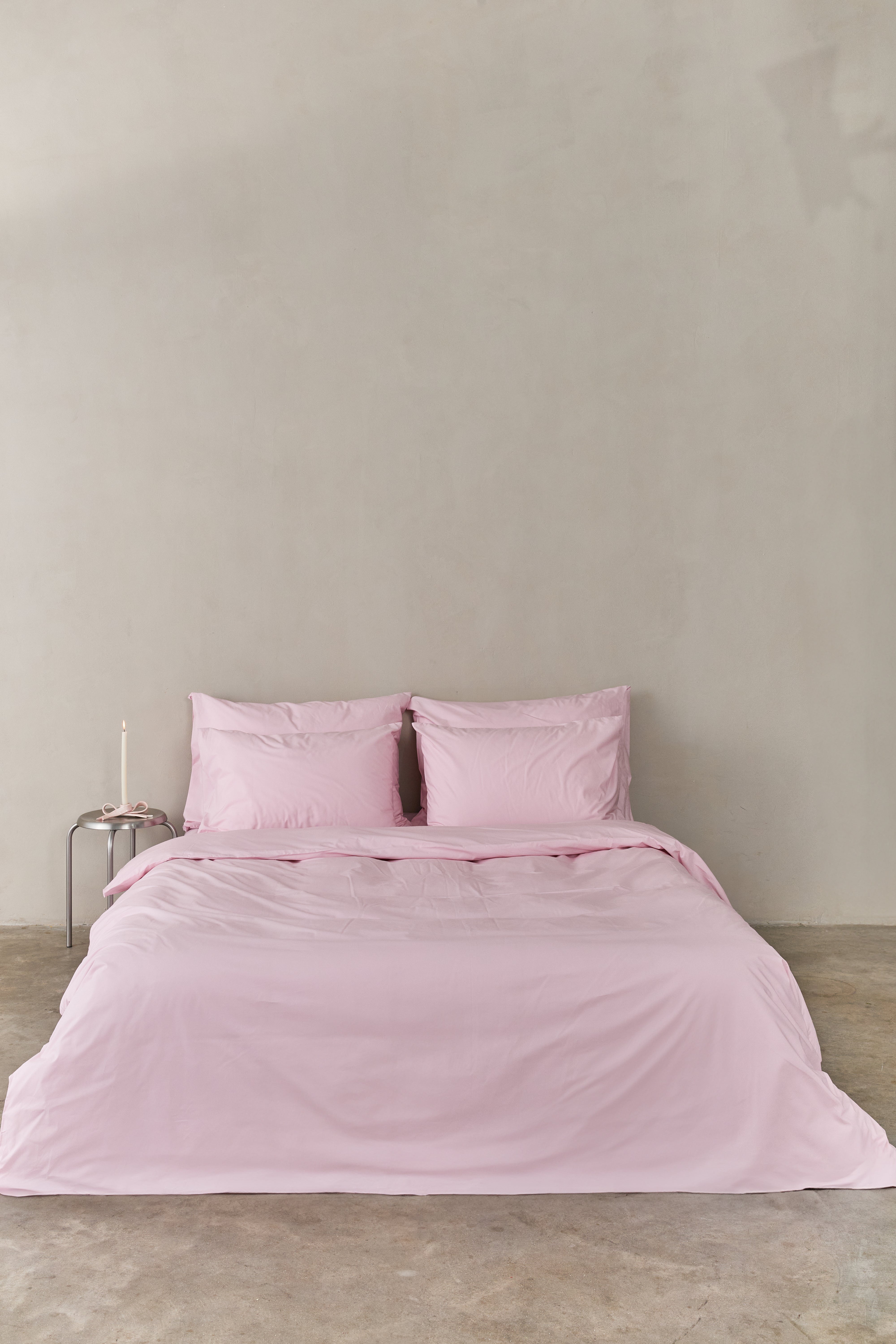 מיטה זוגית עם סט מצעי כותנה בצבע ורוד בהיר