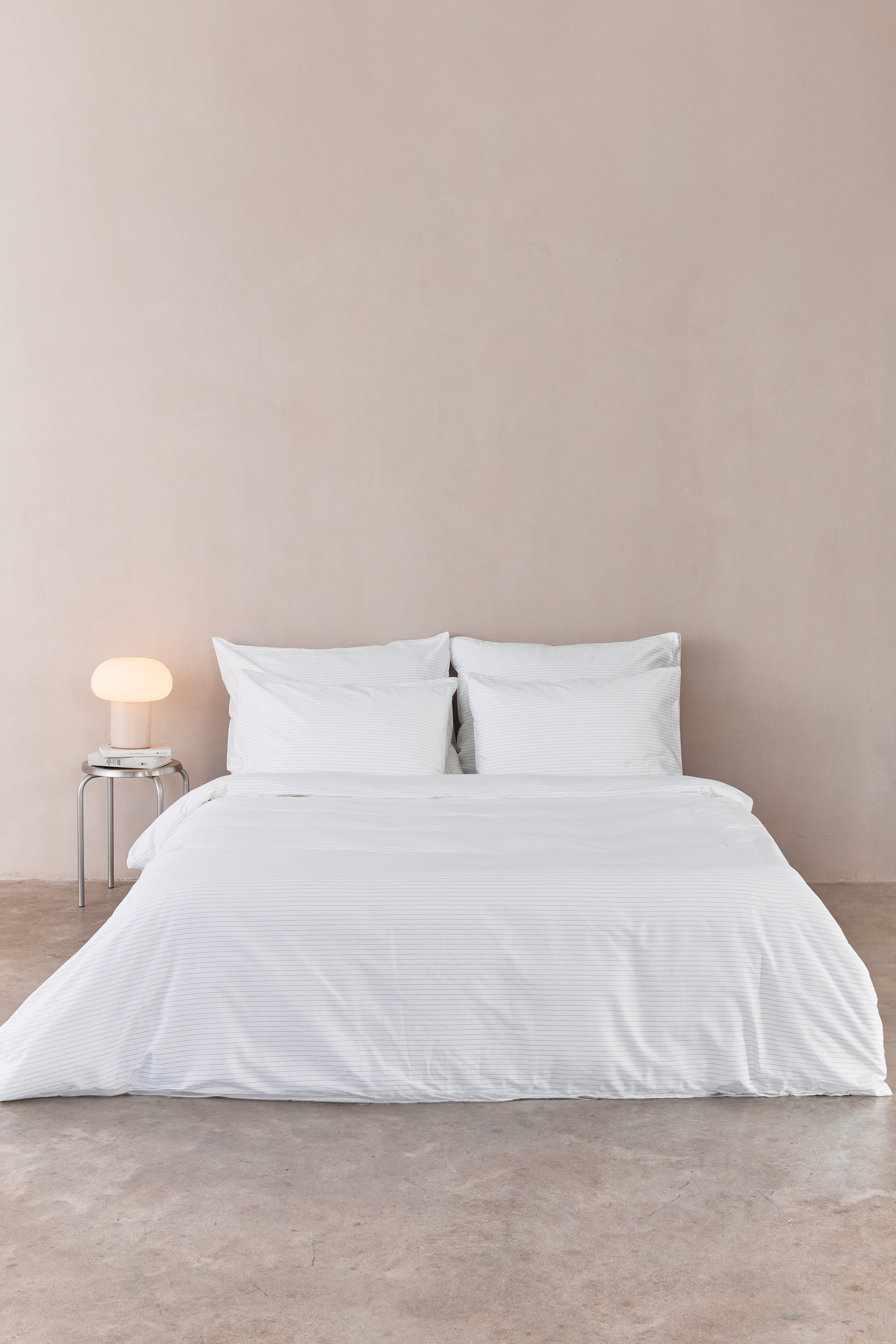 מיטה זוגית עם סט מצעי כותנה לבנים עם פסים אפורים דקים