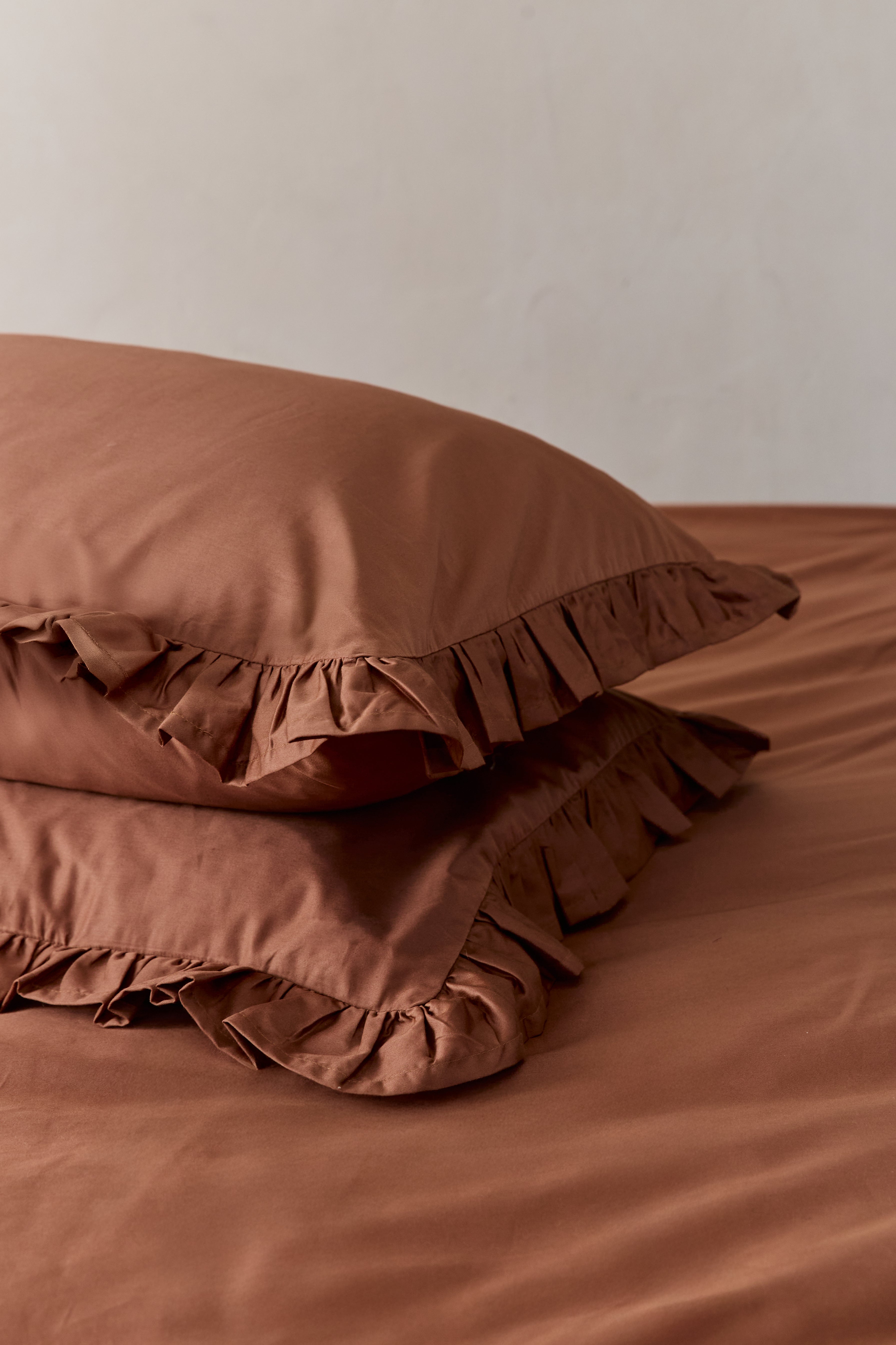 זוג ציפיות סאטן 500 Hazelnut Ruffle